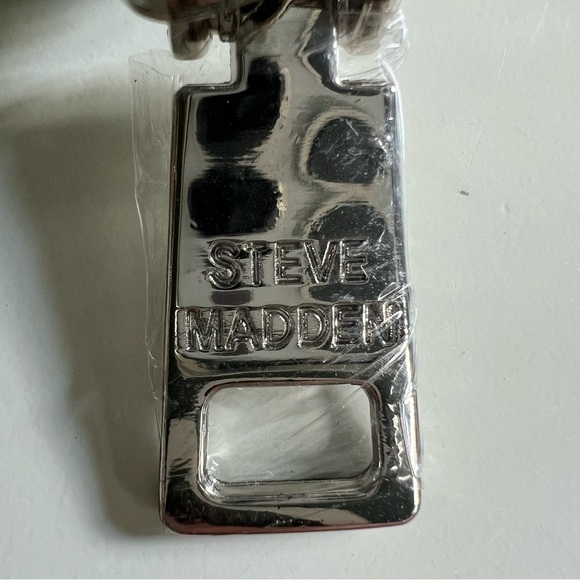 NWOT Steve Madden Frosty Green Coin Pouch. Plastic protector still on zipper tab - Picture 2 of 5